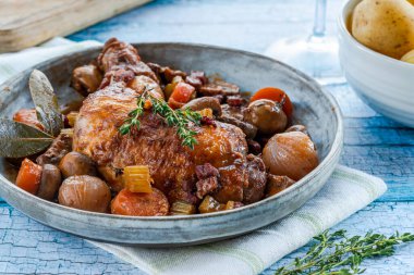 Coq au vin - Fransız tavuğu, baconm mantarı ve kırmızı şarapla pişirilmiş sebze