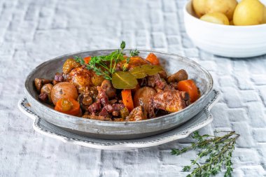 Coq au vin - Fransız tavuğu, baconm mantarı ve kırmızı şarapla pişirilmiş sebze