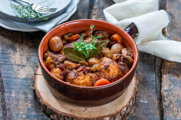 Coq Vin Mâncare Franceză Pui Baconm Ciuperci Legume Împletite Vin — Fotografie, imagine de stoc