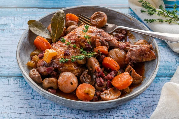 Coq Vin Французское Блюдо Курицы Грибов Бекона Овощей Тушеных Красным — стоковое фото