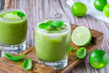 Yeşil kibrit suyu limon ve nane ile detoks - sağlıklı yaşam