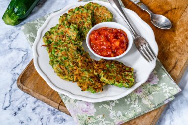 Domates soslu kabak ve bezelyeli börek. Sağlıklı vejetaryen yemeği.