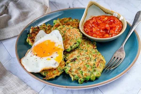 Courgette Mazăre Verde Fritter Prăjit Salsa Roșii Alimente Vegetariene Sănătoase — Fotografie, imagine de stoc