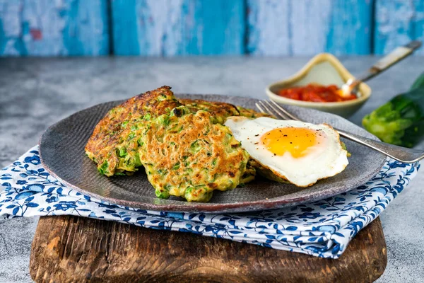 Zucchini Erbsen Krapfen Mit Spiegelei Und Tomaten Salsa Gesunde Vegetarische — Stockfoto