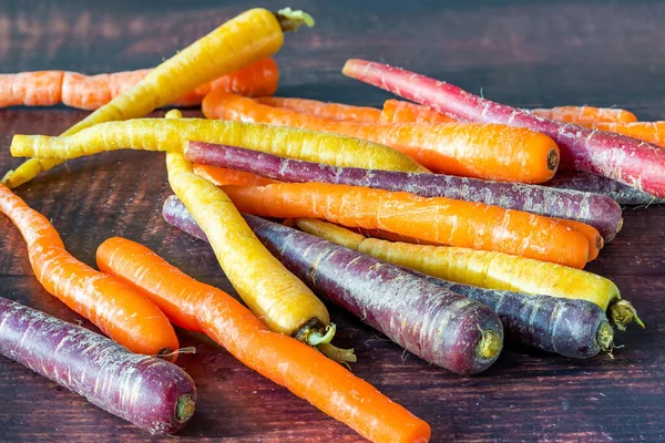 Bebé Zanahorias Arco Iris Sobre Fondo Madera — Foto de Stock