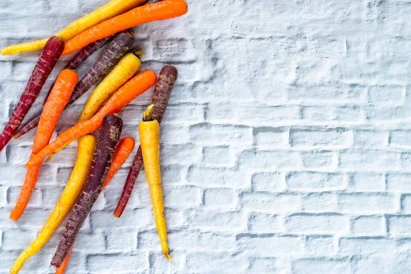 Bebé Zanahorias Arco Iris Sobre Fondo Blanco Con Espacio Para — Foto de Stock