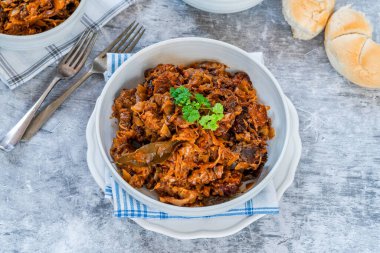Bigos - geleneksel Polonya et yemeği lahana turşusu ve doğranmış taze lahana