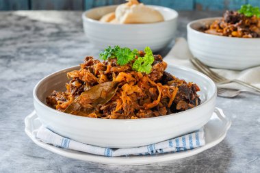 Bigos - geleneksel Polonya et yemeği lahana turşusu ve doğranmış taze lahana