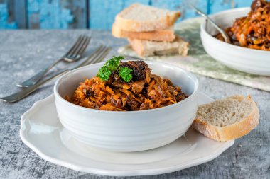 Bigos - geleneksel Polonya et yemeği lahana turşusu ve doğranmış taze lahana