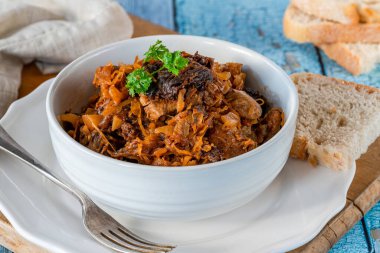 Bigos - geleneksel Polonya et yemeği lahana turşusu ve doğranmış taze lahana