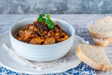 Bigos - geleneksel Polonya et yemeği lahana turşusu ve doğranmış taze lahana