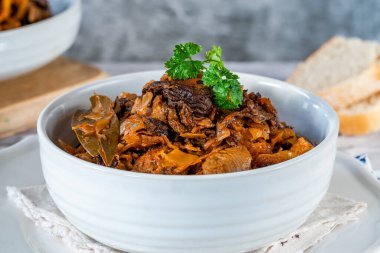Bigos - geleneksel Polonya et yemeği lahana turşusu ve doğranmış taze lahana