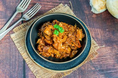 Bigos - geleneksel Polonya et yemeği lahana turşusu ve doğranmış taze lahana