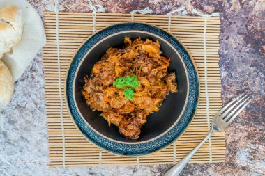 Bigos - geleneksel Polonya et yemeği lahana turşusu ve doğranmış taze lahana
