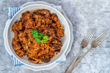 Bigos - geleneksel Polonya et yemeği lahana turşusu ve doğranmış taze lahana