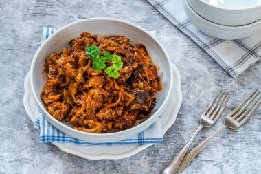 Bigos - geleneksel Polonya et yemeği lahana turşusu ve doğranmış taze lahana