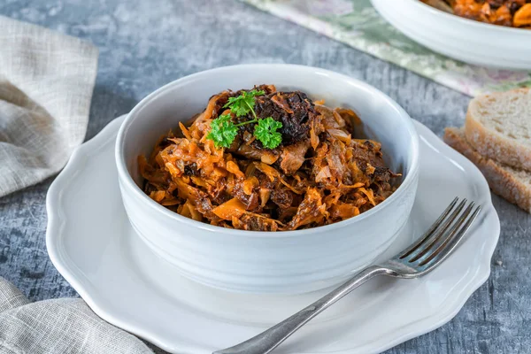 Bigos - geleneksel Polonya et yemeği lahana turşusu ve doğranmış taze lahana