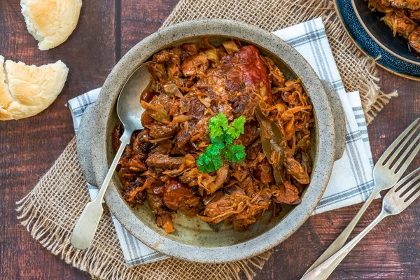 Bigos - geleneksel Polonya et yemeği lahana turşusu ve doğranmış taze lahana