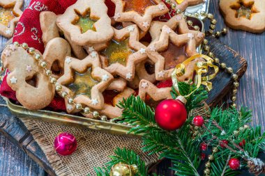 Noel vitrinli bisküviler bir kutuda - yüksek açılı manzara