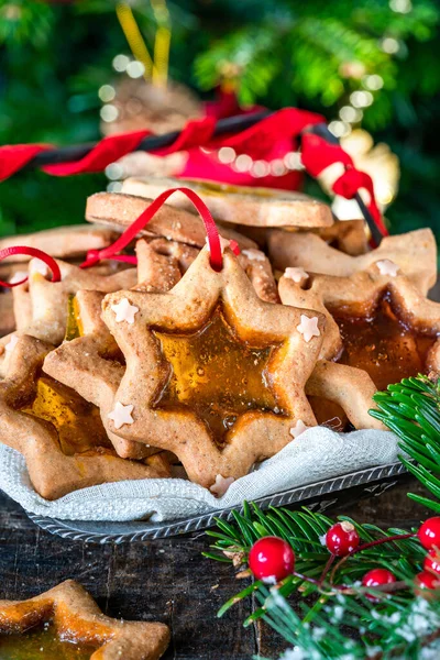 Ein Haufen Glasmalerei Fensterkekse Auf Holztisch Mit Weihnachtsbaum Hintergrund — Stockfoto