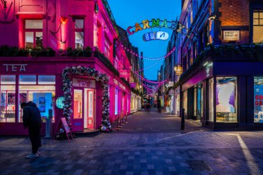 LONDON, UK - 08 ARALIK 2020 - Bu yıl Carnaby caddesi Noel süslemeleri, Choose Love hayır kurumunun işbirliğiyle kuruldu, dayanışma, umut ve bağlantı mesajı taşımaktadır..