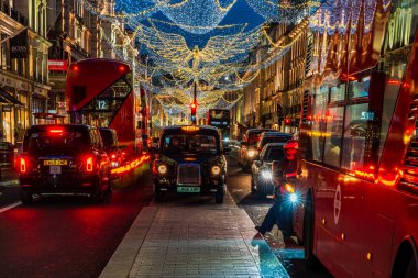 LONDON, İngiltere - 08 Aralık 2020 - Regent Streets Christmas ışıkları Noel Ruhu olarak bilinen gösterimde 300.000 parıldayan ışık yer alıyor ve festival sezonunda ikonik bir görüntü sağlıyor