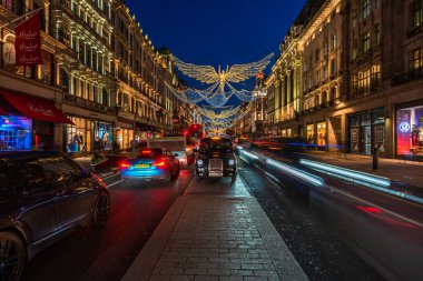 LONDON, İngiltere - 08 Aralık 2020 - Regent Streets Christmas ışıkları Noel Ruhu olarak bilinen gösterimde 300.000 parıldayan ışık yer alıyor ve festival sezonunda ikonik bir görüntü sağlıyor