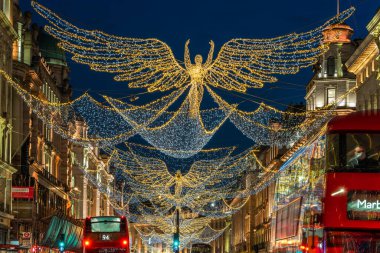 LONDON, İngiltere - 08 Aralık 2020 - Regent Streets Christmas ışıkları Noel Ruhu olarak bilinen gösterimde 300.000 parıldayan ışık yer alıyor ve festival sezonunda ikonik bir görüntü sağlıyor
