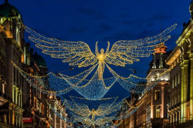 LONDON, İngiltere - 08 Aralık 2020 - Regent Streets Christmas ışıkları Noel Ruhu olarak bilinen gösterimde 300.000 parıldayan ışık yer alıyor ve festival sezonunda ikonik bir görüntü sağlıyor