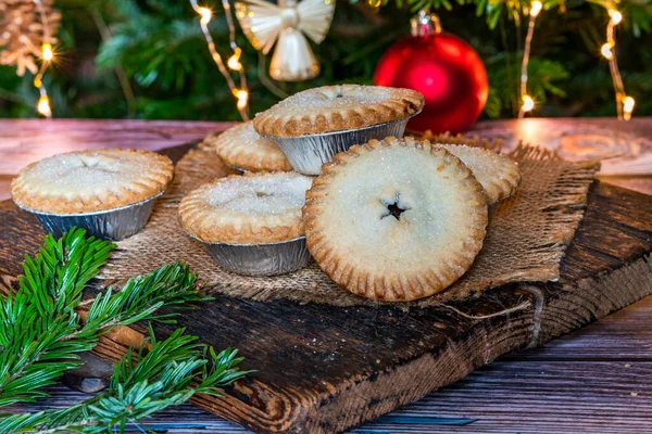 Pasteles Carne Navidad Tradicionales Con Árbol Navidad Decorado Fondo —  Fotos de Stock