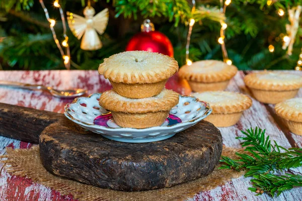 Pasteles Carne Navidad Tradicionales Con Árbol Navidad Decorado Fondo —  Fotos de Stock