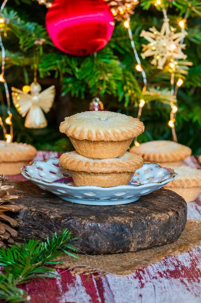 Traditionelle Weihnachtshackfleischkuchen Mit Geschmücktem Weihnachtsbaum Hintergrund — Stockfoto