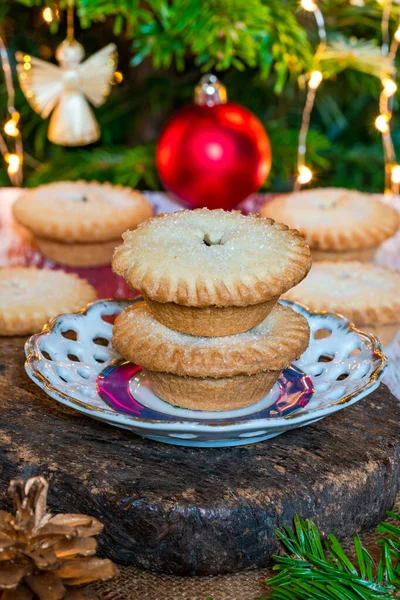 Geleneksel Noel turtaları ve arka planda süslenmiş Noel ağacı.