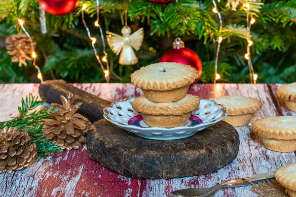 Traditionelle Weihnachtshackfleischkuchen Mit Geschmücktem Weihnachtsbaum Hintergrund — Stockfoto