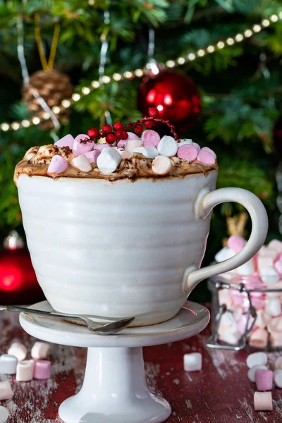 Varm Choklad Med Vispad Grädde Och Marshmallows Med Julgran Bakgrunden — Stockfoto