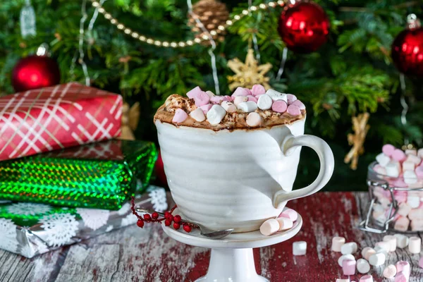 Horká Čokoláda Šlehačkou Marshmallows Vánoční Dárky Pod Stromečkem Pozadí — Stock fotografie