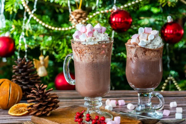 热巧克力 奶油和棉花糖 背景是圣诞树 — 图库照片