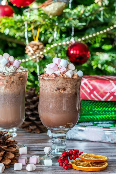 Chocolate Quente Com Chantilly Marshmallows Com Presentes Natal Sob Árvore — Fotografia de Stock