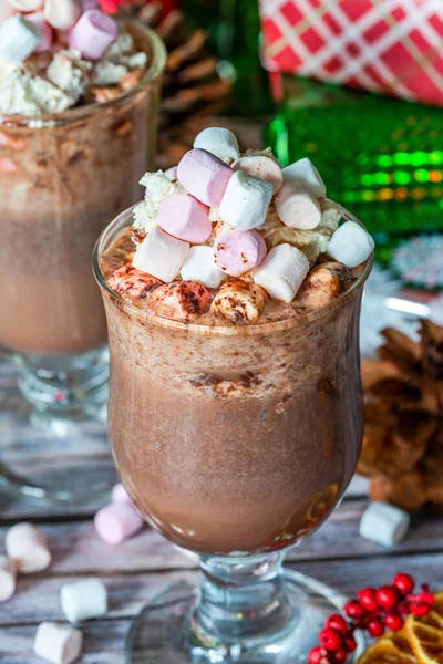 Horká Čokoláda Šlehačkou Marshmallows Vánoční Dárky Pozadí — Stock fotografie