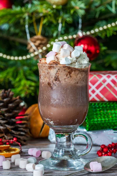 Heiße Schokolade Mit Schlagsahne Und Marshmallows Mit Weihnachtsgeschenken Unter Dem — Stockfoto