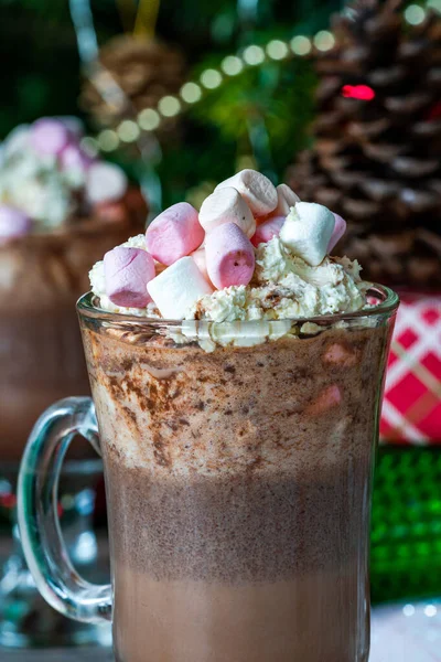 Horká Čokoláda Šlehačkou Marshmallows Vánoční Dárky Pod Stromečkem Pozadí — Stock fotografie