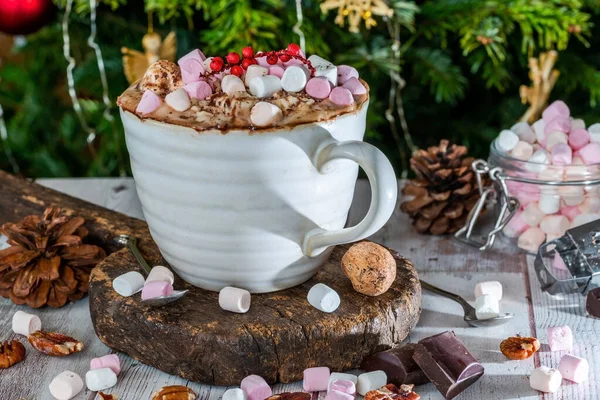 Horká Čokoláda Šlehačkou Marshmallows Vánoční Stromeček Pozadí — Stock fotografie