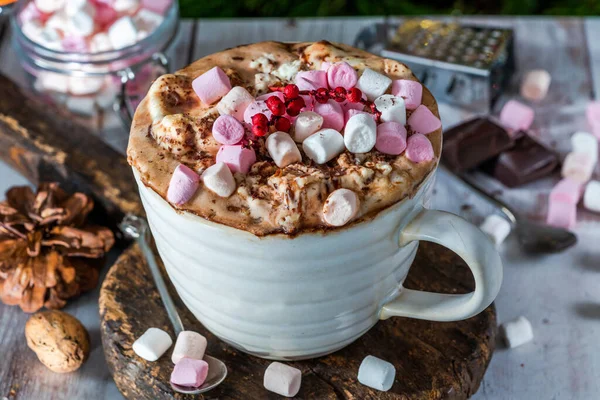 Slavnostní Horká Čokoláda Šlehačkou Marshmallows Hrnku — Stock fotografie