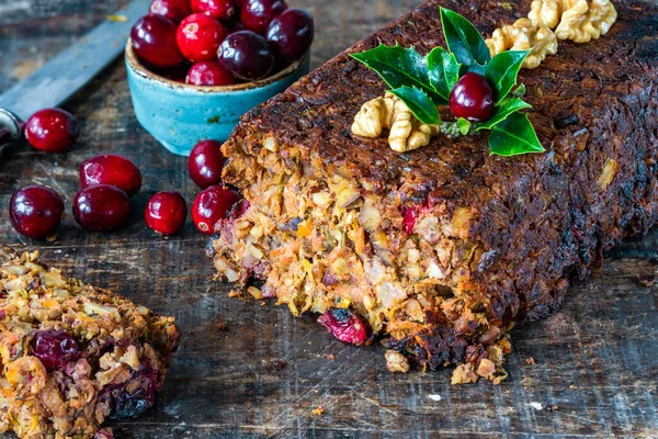 Veganer Gerösteter Nussbrot Mit Preiselbeeren Auf Holztisch — Stockfoto