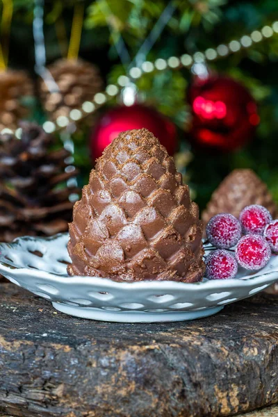 Lahodný Čokoládový Mousse Borovicový Kornout Slavnostní Vánoční Dezert — Stock fotografie