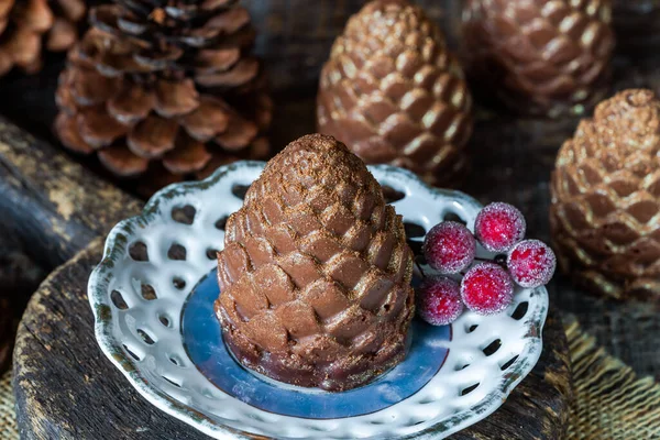 Lahodné Čokoládové Pěnové Borovicové Šišky Slavnostní Vánoční Dezert — Stock fotografie