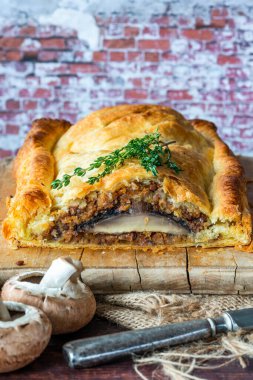 Kayısı, dilsiz ve mercimek doldurulmuş vejetaryen mantarı Wellington.