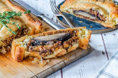 Kayısı, dilsiz ve mercimek doldurulmuş vejetaryen mantarı Wellington.