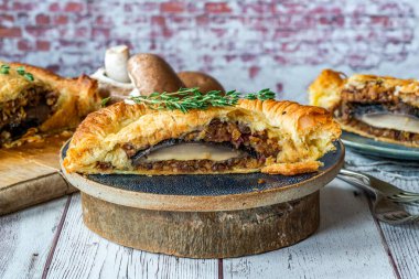 Kayısı, dilsiz ve mercimek doldurulmuş vejetaryen mantarı Wellington.