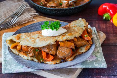 Patatesli kremalı geleneksel Macar tas kebabı.